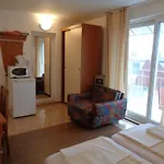 за гости